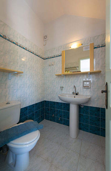 La salle de bain de la maisonnette supérieure de l'hôtel Edem à Sifnos