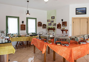 The breakfast room of hotel-apartments Edem in Sifnos