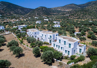 Το ξενοδοχείο-διαμερίσματα Εδέμ στη Σίφνο από ψηλά