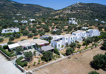 Το ξενοδοχείο-διαμερίσματα Εδέμ στη Σίφνο από ψηλά